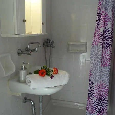 Krina מלון דירות 2*